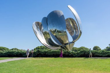  Plaza de las Naciones Unidas 'ta metalik çiçek heykeli 