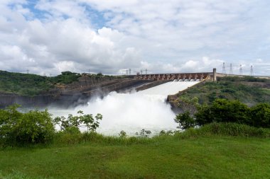 Foz do iguacu, Brezilya - 15 Ocak 2023: Itaipu Barajı, Foz do iguacu, Brezilya yakınlarındaki ziyaretçi merkezinden izlendi. Itaipu Barajı, Brezilya ile Paraguay sınırında bulunan bir hidroelektrik barajıdır..
