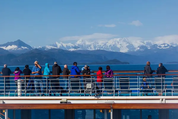 Alaska Usa Augustus 2015 Toeristen Kijken Naar Gletsjer Het Cruiseschip — Stockfoto