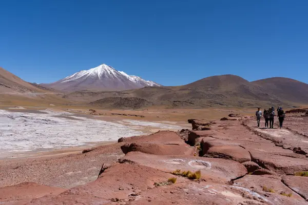 智利圣佩德罗德阿塔卡马 智利阿塔卡马沙漠的红岩 Piedras Rojas 泻湖和盐滩 — 图库照片