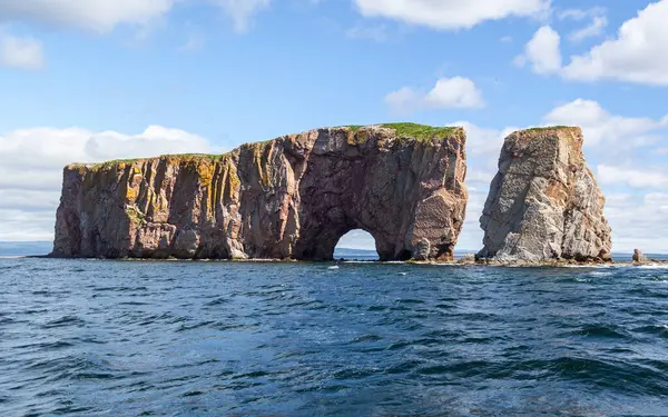 Perce Rock Perce Gaspe Pension Quebec Canada Perce Rockは 水に位置する世界最大の自然アーチの1つです — ストック写真
