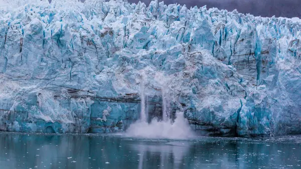美国阿拉斯加州冰川湾国家公园的冰川于1979年成为联合国教科文组织两国世界文化遗产的一部分 — 图库照片