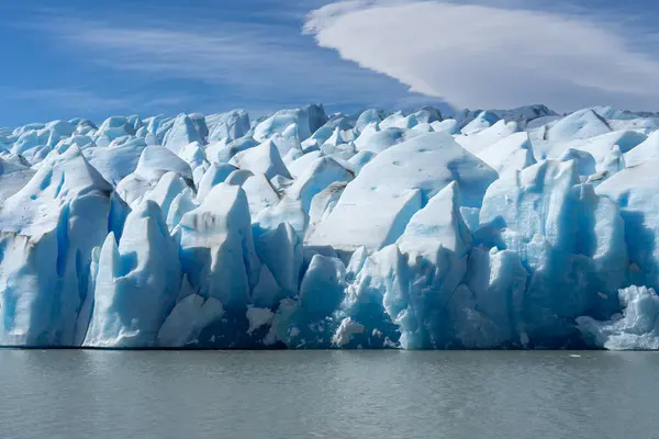 Ένα Μεγάλο Παγόβουνο Επιπλέει Στο Νερό Κοντά Στον Παγετώνα Upsala — Φωτογραφία Αρχείου