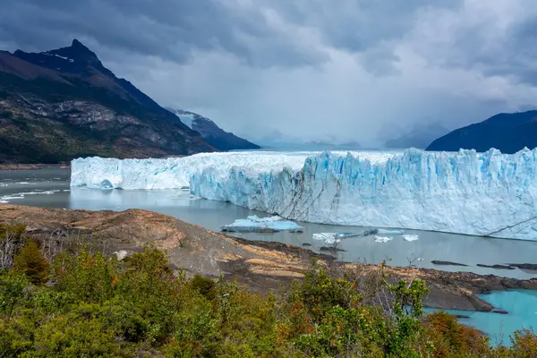 アルゼンチンのロス氷河のペリト モレノ氷河の左側を見る グラシアス国立公園はユネスコの世界遺産 — ストック写真