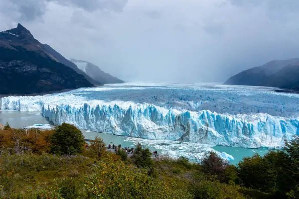 Santa Cruz Αργεντινή Φεβρουαρίου 2023 Τουρίστες Παρατηρούν Τον Παγετώνα Στους — Φωτογραφία Αρχείου