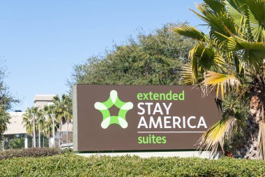 Orlando, Florida, ABD - 30 Ocak 2022: Orlando, Florida, ABD 'de uzatılmış Stay America tabelası. Extended Stay America, Inc., uzun süreli otel zinciri ekonomisinin işletmecisi..