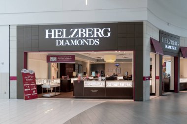 Orlando, Florida, ABD - 27 Ocak 2022: Helzberg Diamonds Jewelry store, Orlando, Florida, ABD 'de bir alışveriş merkezinde. Helzberg Diamonds, 1915 yılında kurulan bir mücevher perakendecisi..