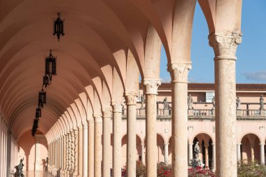 Sarasota, Florida, ABD - 11 Ocak 2022: Sarasota, Florida, ABD 'deki Ringling Sanat Avlusu Müzesi. Ringling, Florida Eyalet Sanat Müzesi 'dir..