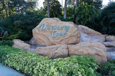 Orlando, FL, ABD - 6 Ocak 2022: Orlando, FL, ABD girişinde Discovery Cove tabelası. Discovery Cove, SeaWorld Park ve Entertainment tarafından işletilen bir tema parkı..