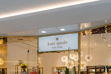 Houston, Teksas, ABD - 25 Şubat 2022: Kate Spade New York mağazası bir alışveriş merkezinde. Kate Spade New York bir Amerikan lüks moda evi.