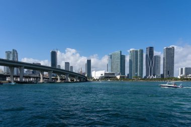 Miami, Florida, ABD - 2 Ocak 2022 Miami gökdelenleri ve General Douglas MacArthur Geçidi, Florida, ABD.