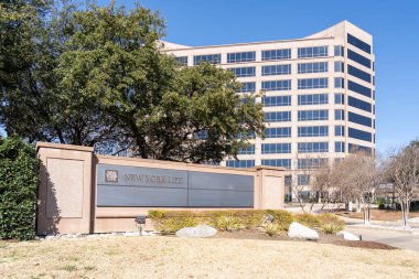 Irving, TX, ABD - 20 Mart 2022: New York Life ofisi Irving, Teksas, ABD. New York Life Sigorta Şirketi bir Amerikan hayat sigortası şirketidir..