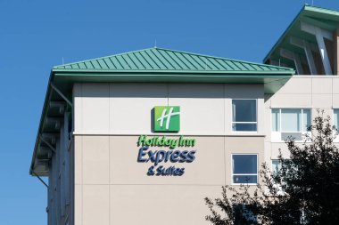 Orlando, Fl, ABD - 6 Ocak 2022: Holiday Inn Express ve Suites 'in yakın çekim tabelası. Holiday Inn, Amerika Birleşik Devletleri 'nin oteli ve Intercontinental Hotels Group' un bir markasıdır..