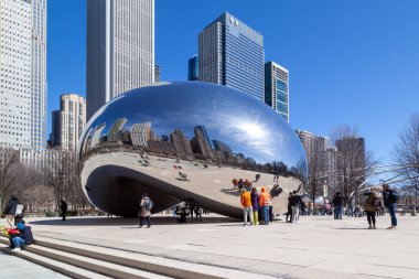 Chicago, Illinois, ABD - 28 Mart 2022: ABD 'de Chicago, Illinois' deki Millennium Park 'taki Bulut Kapısı adlı heykeli ziyaret eden insanlar.