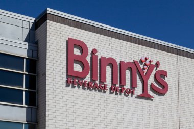 Oak Brook, Illinois, ABD - 27 Mart 2022: Binny 'nin Meşrubat Deposu tabelasının yakın çekimi görüldü. Binny 's Beverage Depot, Illinois' de bir aile içki dükkanı zinciri..