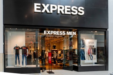 Orlando, Florida, ABD - 27 Ocak 2022: Orlando, Florida, ABD 'de bir alışveriş merkezinde ekspres mağaza. Express, genç kadınlar ve erkekler için bir Amerikan moda markasıdır..