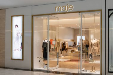 Houston, Teksas, ABD - 25 Şubat 2022: Bir alışveriş merkezinde Maje mağazası. Maje, Paris merkezli bir giyim markası..