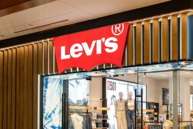 Houston, Teksas, ABD - 25 Şubat 2022: Levis mağaza tabelası bir alışveriş merkezinde. Levi Strauss and Co., Amerikalı bir giyim şirketi..
