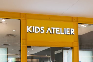 Houston, Teksas, ABD - 25 Şubat 2022: Bir alışveriş merkezinde çocuk mağaza tabelası. Çocuk Atıcısı bir çocuk giyim mağazası..