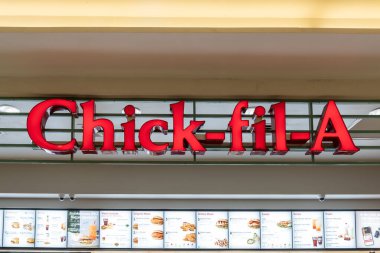 Houston, Teksas, ABD - 25 Şubat 2022: Chick-fil-A restoran tabelası bir alışveriş merkezinde görüldü. Chick-fil-A, Amerika 'nın en büyük fast food restoran zincirlerinden biridir..