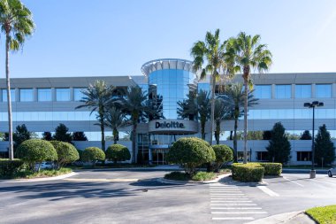 Orlando, FL, ABD - 17 Ocak 2022: Orlando, FL, ABD 'deki Deloitte Office binası. Deloitte Touche Tohmatsu Limited (Deloitte) çok uluslu profesyonel hizmet ağıdır..