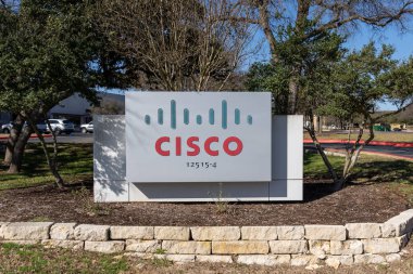 Austin, Teksas, ABD - 18 Mart 2022: Austin 'deki ofisinde Cisco logosunun kapatılması. Cisco, çok uluslu bir Amerikan teknoloji holdingi..