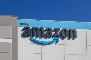 Channahon, Illinois, ABD - 27 Mart 2022: Binanın üzerindeki Amazon logosunun kapatılması. Amazon.com, Inc. bir Amerikan çokuluslu teknoloji şirketidir..