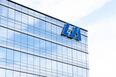 Houston, TX, ABD - 2 Mart 2022: Houston, TX, ABD 'deki genel merkez binasındaki LJA tabelasının kapatılması. LJA, Amerikan kapsamlı çok disiplinli bir danışmanlık firması..