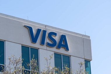 Austin, Teksas, ABD - 18 Mart 2022: Austin, Teksas, ABD 'deki ofis binasındaki Visa logosunun kapatılması. Visa Inc, Amerika Birleşik Devletleri 'nin çok uluslu finansal hizmet şirketi..