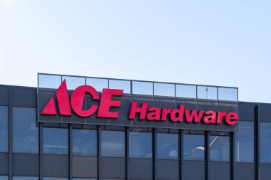 Oak Brook, Illinois, ABD - 27 Mart 2022: Oak Brook, Illinois merkezindeki Ace Hardware tabelasına yakın çekim. Ace Hardware Corporation bir Amerikan donanım perakendecisi kooperatifi..