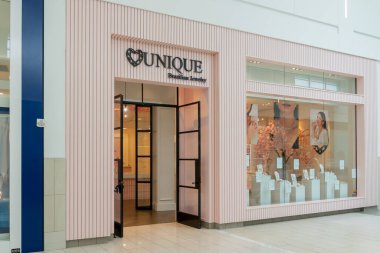 Orlando, Florida, ABD - 27 Ocak 2022: Orlando, Florida, ABD 'deki bir alışveriş merkezinde eşsiz Brezilya mücevher mağazası.