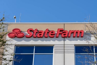 Irving, Teksas, ABD - 20 Mart 2022: Dallas, Teksas, ABD 'deki ofisindeki State Farm kapanış tabelası. Devlet Çiftlik Sigortası, ABD genelinde ortak sigorta şirketlerinin oluşturduğu büyük bir gruptur..