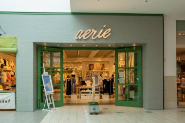Orlando, Florida, ABD - 27 Ocak 2022: Orlando, Florida, ABD 'de bir alışveriş merkezinde Aerie mağazası. Aerie bir kadın giyim mağazası..