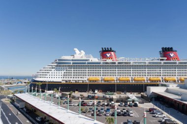 Cape Canaveral, Fl, ABD - 15 Ocak 2022: Port Canaveral terminalinde bir Disney Cruise gemisi. Disney Cruise Şirketi, Walt Disney Şirketi 'nin bir yan kuruluşu..