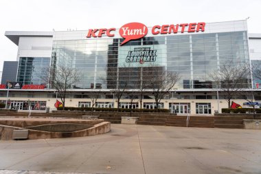 Louisville, KY, ABD - 28 Aralık 2021: KFC Yum! Louisville 'deki merkez, KY, ABD. KFC Yum! Center, Louisville Üniversitesi erkek ve bayan basketbol takımlarının ev sahipliği yaptığı kapalı bir arena..