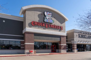 Pearland, Teksas, ABD - 1 Mart 2022: Pearland, Teksas, ABD 'de bir Chuck E. Cheese restoranı. Chuck E. Cheese bir Amerikan aile eğlence merkezi ve restoran pizza zinciri..