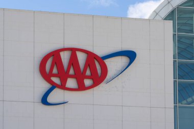 Heathrow, FL, ABD - 17 Ocak 2022: Heathrow, FL, ABD 'deki binalarının genel merkezindeki AAA tabelasına yakın çekim. AAA (American Automobile Association), Amerikan otomobil kulübü federasyonu..