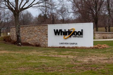 Benton Harbor, Michigan, ABD - 29 Mart 2022: Whirlpool Corporations, Benton Harbor, Michigan, ABD 'deki genel merkezinde, Amerikalı bir ev aletleri üreticisi ve pazarlamacısı..