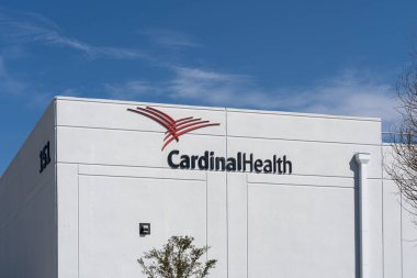 Houston, Teksas, ABD - 2 Mart 2022: Binadaki Kardinal Sağlık tabelasının kapatılması. Cardinal Health, Inc., ABD 'li çok uluslu bir sağlık hizmeti şirketidir..