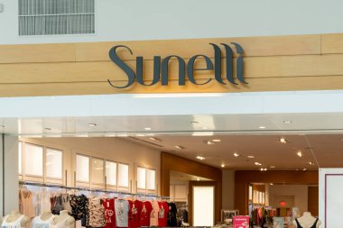 Orlando, Florida, ABD - 27 Ocak 2022: Sunelli mağazası Orlando, Florida, ABD 'de bir alışveriş merkezinde. Sunelli bir kadın giyim mağazası..