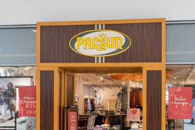 Orlando, Florida, ABD - 27 Ocak 2022: Orlando, Florida, ABD 'deki bir alışveriş merkezinde PacSun mağazası. Pacific Sunwear of California, ABD 'li perakende giyim markası..