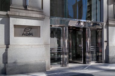 Chicago, Illinois, ABD - 28 Mart 2022: ADM logosu Chicago 'daki merkezinin girişinde sergilendi. ADM, Amerika Birleşik Devletleri 'nin çok uluslu gıda işleme ve ticaret şirketidir..