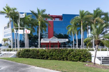 Miami, FL, ABD - 2 Ocak 2022: Royal Caribbean Grupları Miami, ABD merkezli. Royal Caribbean Group (eski adıyla Royal Caribbean Cruises Ltd., kısaca Royal Caribbean, kısaca Royal Caribbean, kısaca Royal Caribbean, kısaca Royal Caribbean.