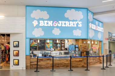 Orlando, Florida, ABD - 27 Ocak 2022: Ben ve Jerry 'nin dondurma dükkanı Orlando, Florida, ABD' de bir alışveriş merkezinde.