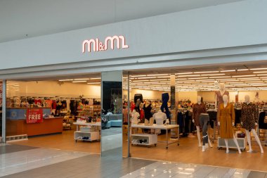 Alışveriş merkezindeki Mi Mi mağazası tabelası.
