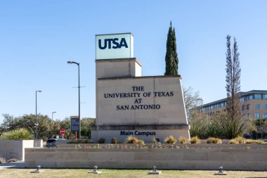 San Antonio, Teksas, ABD - 16 Mart 2022: San Antonio 'daki ana kampüste Teksas Üniversitesi' nin işareti, San Antonio, Teksas 'ta bir devlet araştırma üniversitesi.