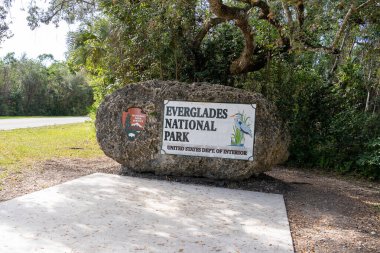 Everglades Ulusal Parkı tabelası Florida, ABD 'de gösteriliyor. Everglades Ulusal Parkı 1,5 milyon dönümlük bir arazidir..