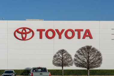 Bir binanın üzerindeki Toyota logosu