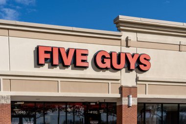 Pearland, Teksas, ABD - 19 Şubat 2022: Binadaki Five Guys restoranının kapanışı tabelası. Five Guys Enterprises LLC, Amerika 'da hızlı gündelik restoran zinciri..