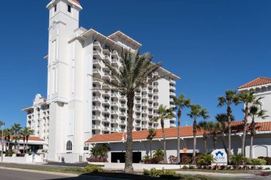 Daytona Beach, Florida, ABD - 17 Ocak 2022: Daytona Beach, Florida, ABD 'deki Plaza Resort ve Spa Oteli.